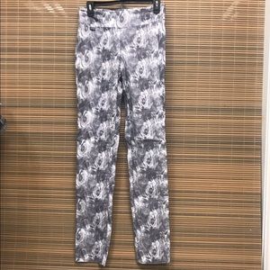 Peck & Peck Grey & White Rose Print Panta